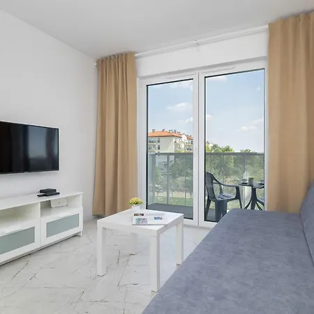 Cozy With A Balcony And Parking By Renters