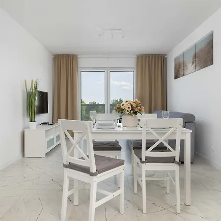 Cozy With A Balcony And Parking By Renters *